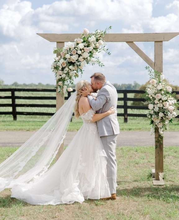 Photo of the real bride and groom kissing - Mobile Image