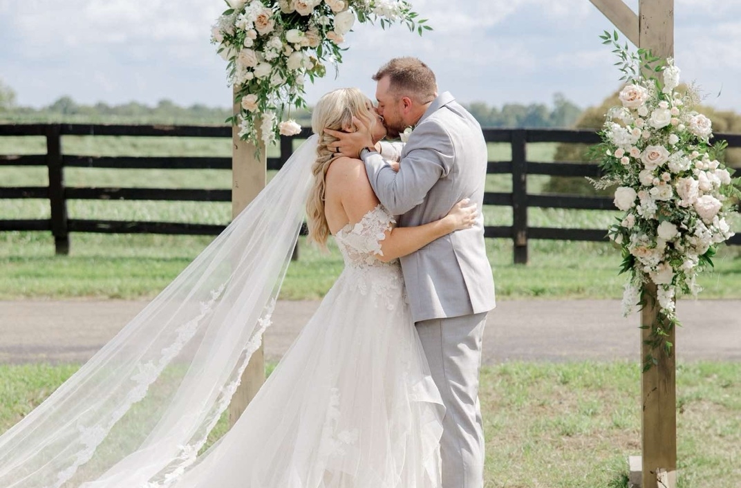 Photo of the real bride and groom kissing - Desktop Image